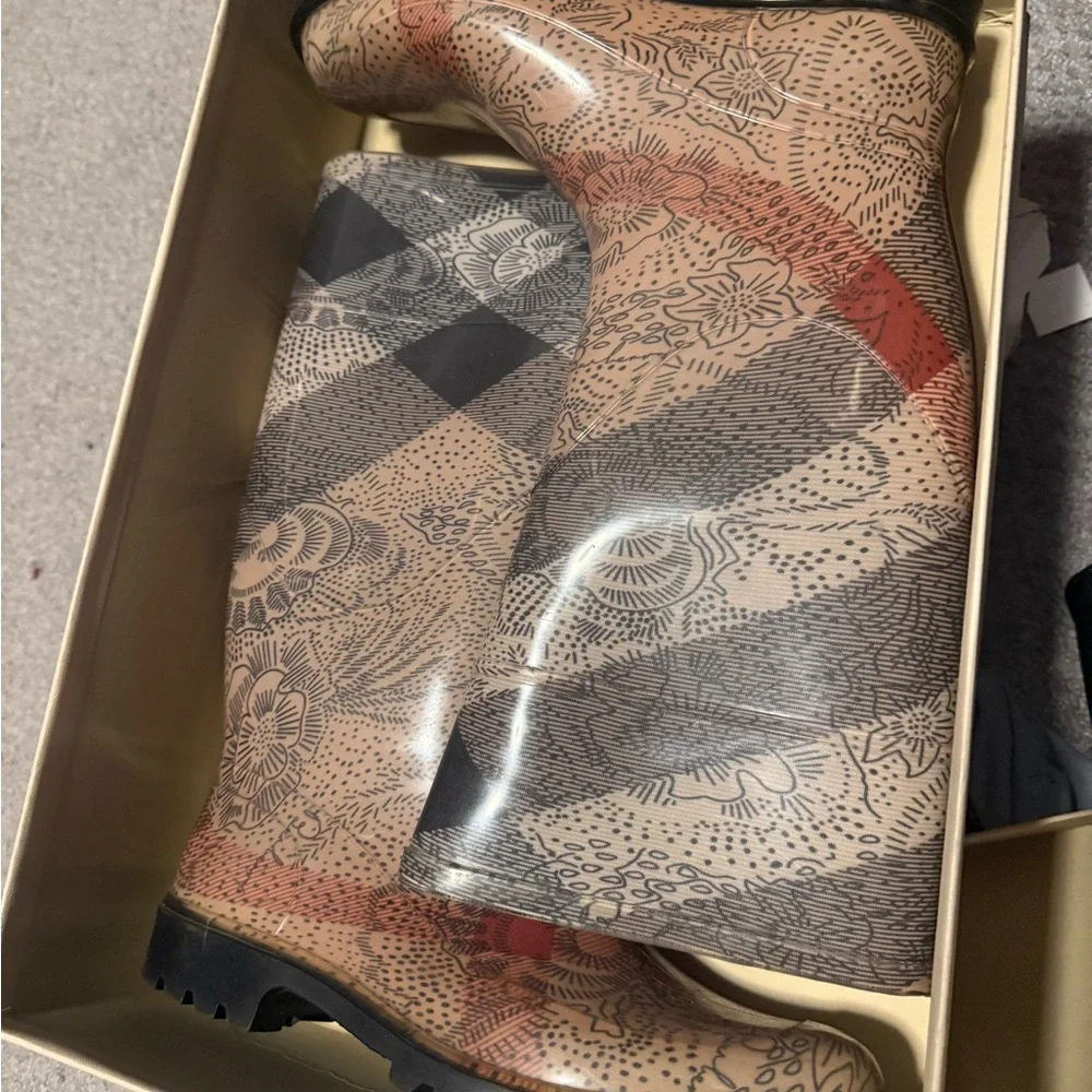 Burberry Tan and Black Very pretty Patterned Women's Rain Boots - Picture 4 of 10